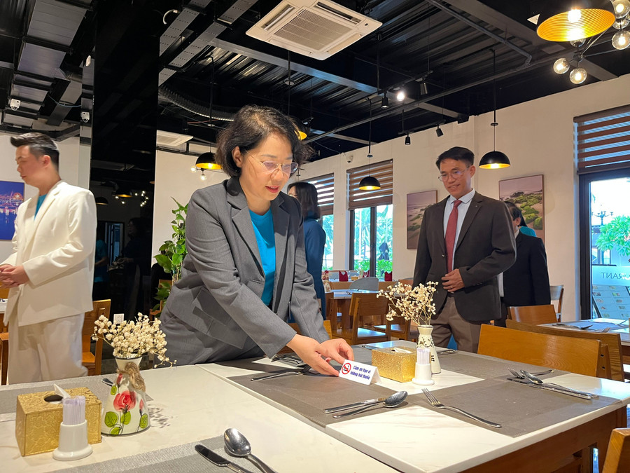 Ảnh của Chiến dịch dán biển 'Cấm hút thuốc' tại 200 khách sạn, nhà hàng ở Đà Nẵng